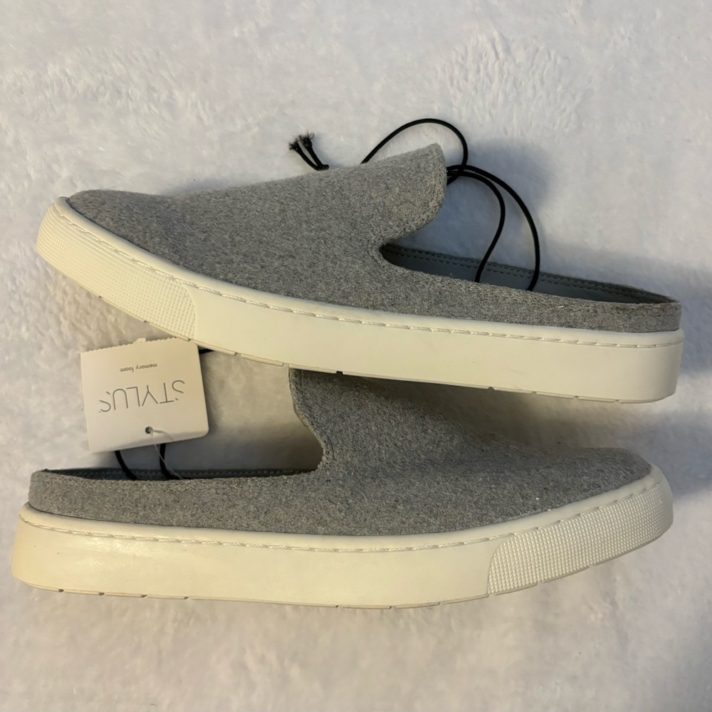NWT! New Stylus Memory Foam Gray Flannel
Sneakers Slides Size 6.5
